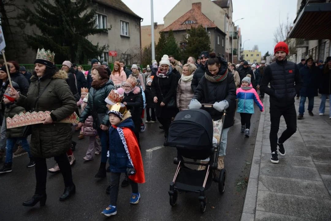 14. Jarocińskie Kolędowanie z Orszakiem Trzech Króli. Najwięcej było przedszkolaków  [ZDJĘCIA]