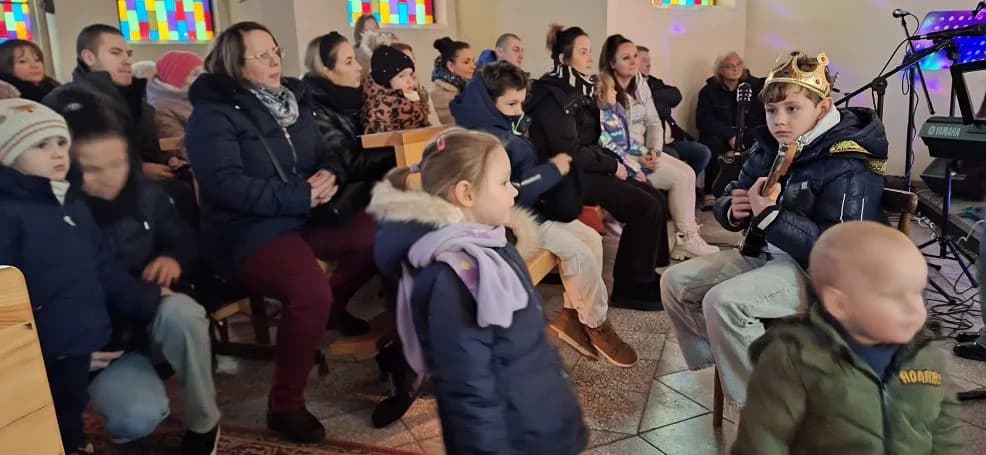 Po południu kościół w Roszkowie wypełnił się wiernymi i mieszkańcami wioski — zdjęcie 3 z 39