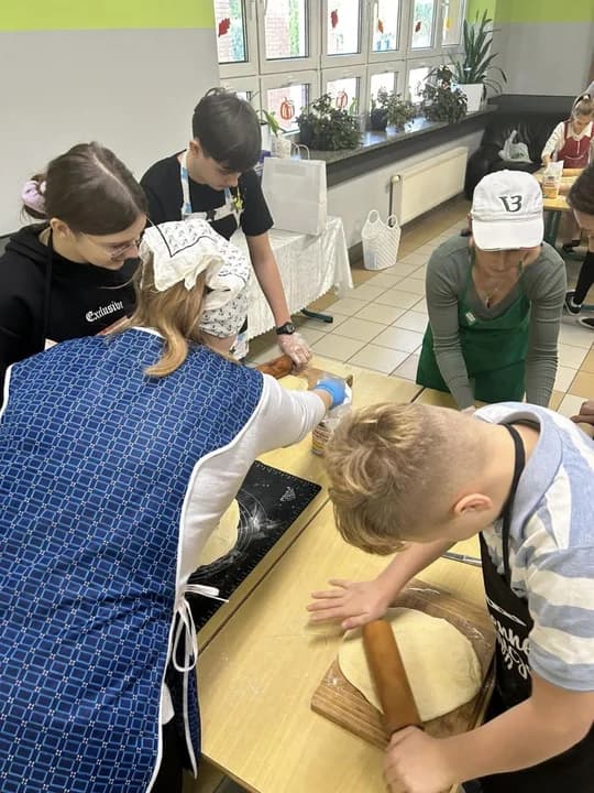 Pieczenie rogali w SP w Woli Książecej