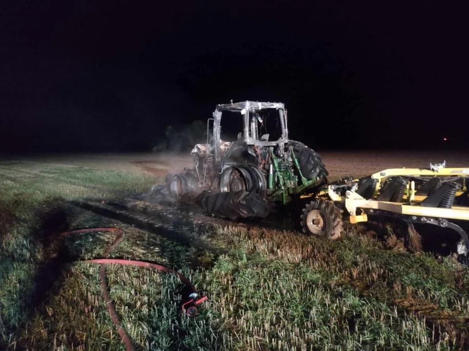 Traktor rolniczy zapalił się podczas prac polowych w Chociczy