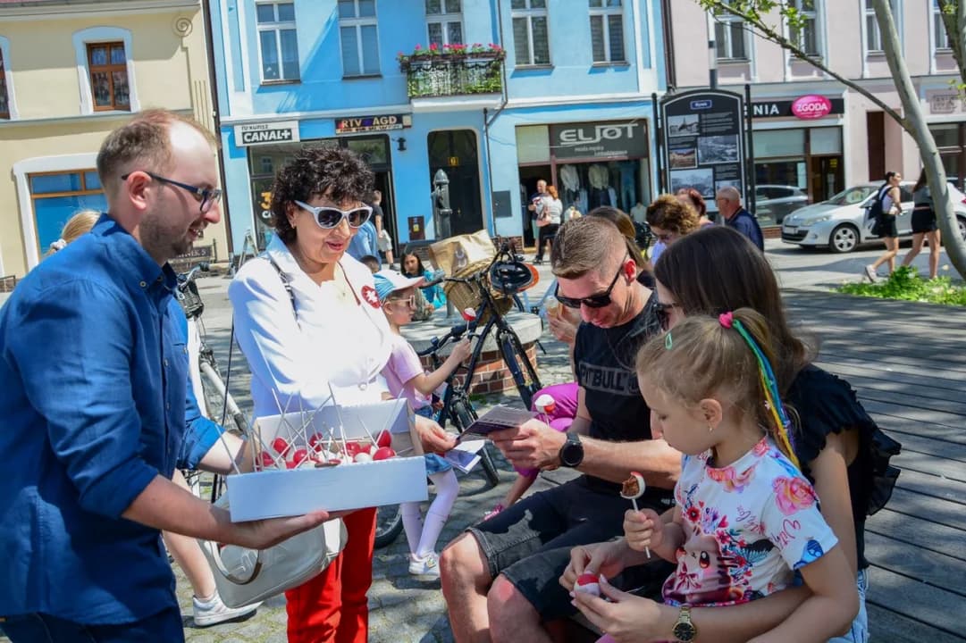 Biało-czerwony happening z ciastkami na rynku. Dzień Flagi w Jarocinie [ZDJĘCIA]