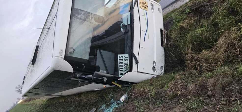 Szkolny autobus wpadł do rowu w Łukaszewie — zdjęcie 3 z 5