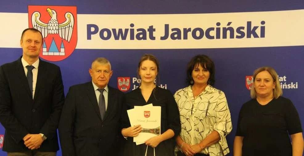 Najlepsi maturzyści ze szkół powiatu jarocińskiego nagrodzeni przez starostę — zdjęcie 3 z 8