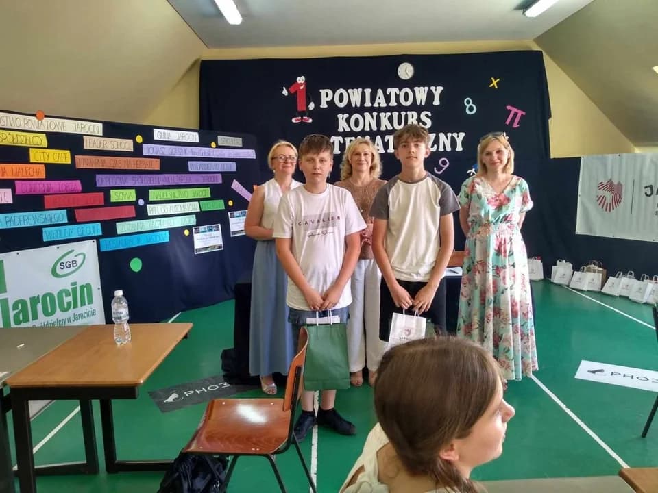 Zmagali się z historią i matematyką. Dwa konkursy powiatowe w Szkole Podstawowej nr 2 w Jarocinie — zdjęcie 2 z 61