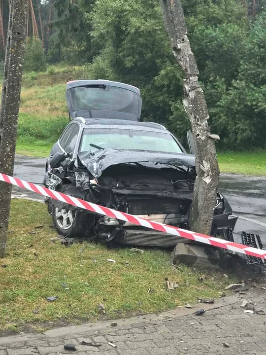 Pijany kierowca Audi zatrzymał się na słupie energetycznym