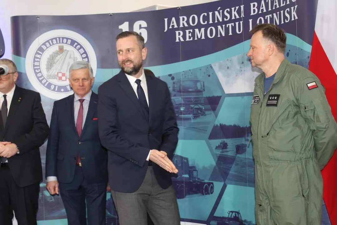 Minister obrony narodowej w 16. Jarocińskim Batalionie Remontu Lotnisk: "Jarocin rośnie w siłę" [ZDJĘCIA] — zdjęcie 3 z 42