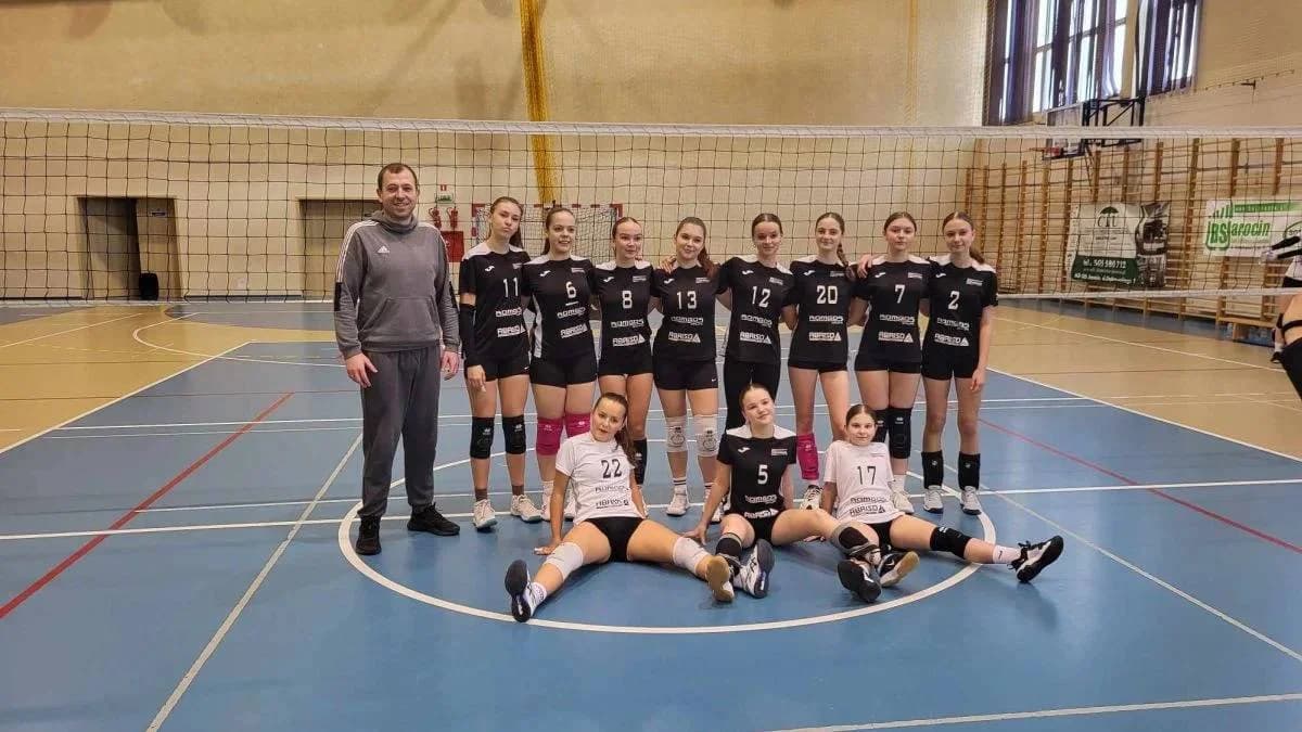 Siatkarz Jarocin zakończył zeszły sezon na miejscach 9-10 w kategorii młodziczek. W tym roku o sukcesy powalczą jego dwa zespoły