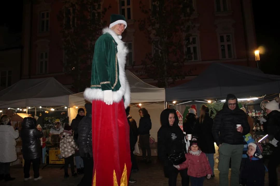 Choinka na Rynku w Jarocinie, Mikołajki i Jarmark Bożonarodzeniowy — zdjęcie 4 z 155