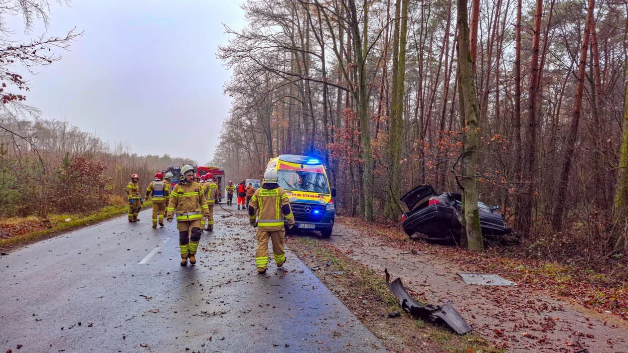 Wypadek na drodze Golina - Zakrzew. BMW uderzyło w drzewo — zdjęcie 5 z 40