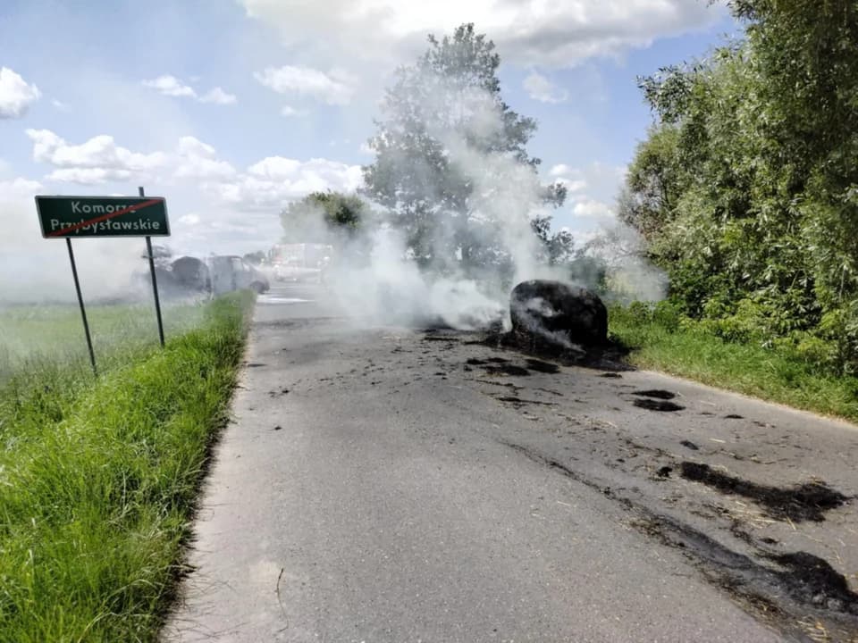 Pożar samochodu z balotami słomy w gminie Żerków
