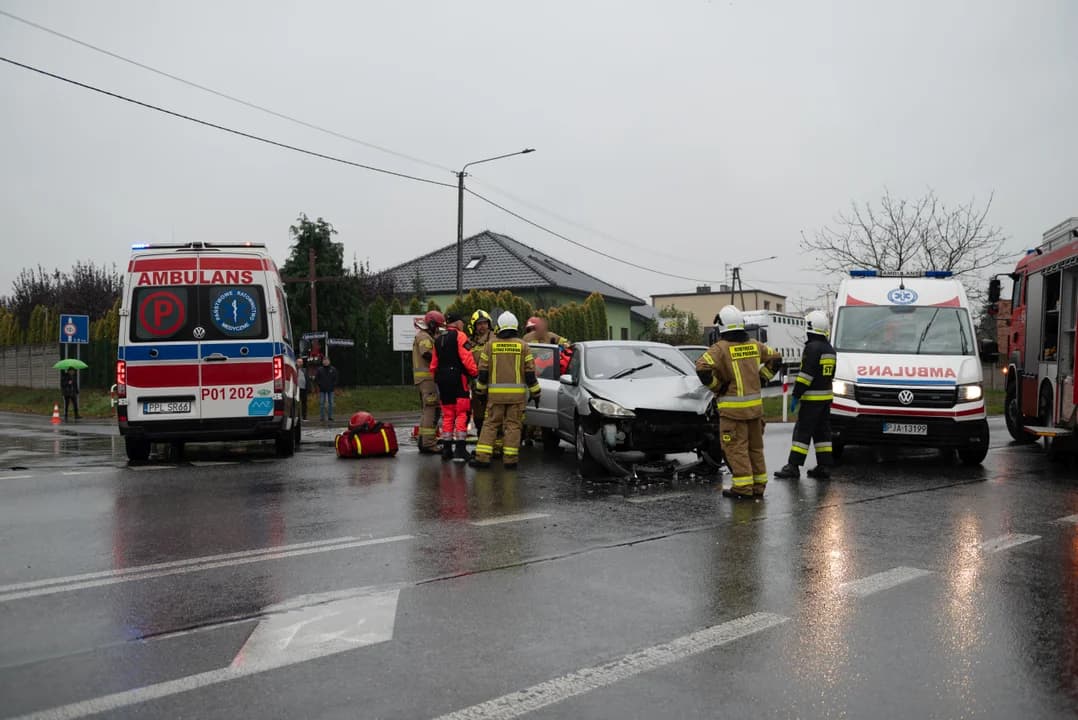 Wypadek na DK11 w Kotlinie. Dwie osoby trafiły do szpitala. Są utrudnienia w ruchu — zdjęcie 2 z 17