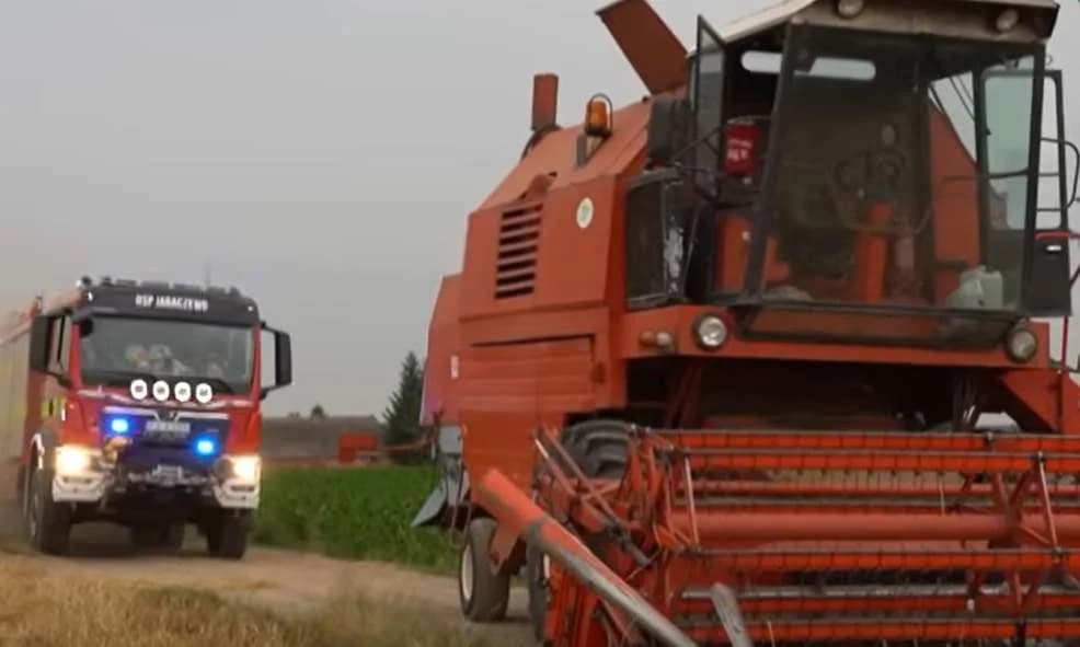 Pożar kombajnu w Goli w gminie Jaraczewo — zdjęcie 2 z 8