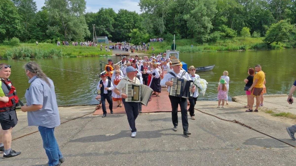 "Wianki Dębińskie" zamiast obchodów Nocy Świętojańskiej w lasku "Guć" w Nowym Mieście [ZDJĘCIA, WIDEO] — zdjęcie 4 z 42