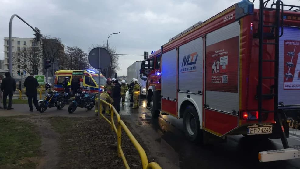 Motocyklistka w szpitalu, służby w akcji. W Jarocinie doszło do wypadku, są utrudnienia [ZDJĘCIA] — zdjęcie 4 z 5
