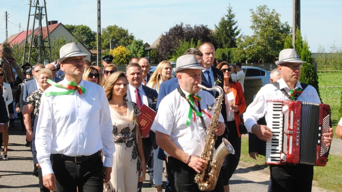 Dożynki powiatowe 2024 w Goli rozpoczęły się od przemarszu korowodu