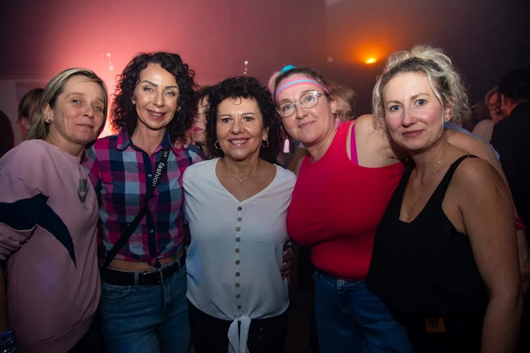 Po 35 latach znów zatańczyli w JOK-u. Tak wyglądała “Dyskoteka jak za dawnych lat” [ZDJĘCIA, AKTUALIZACJA] — zdjęcie 3 z 54