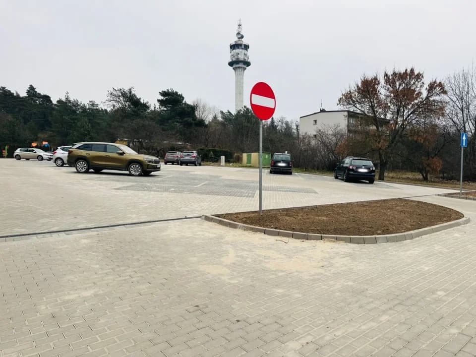 Przy Szkole Podstawowej w Żerkowie powstał nowy plac zabaw i parking [ZDJĘCIA]
