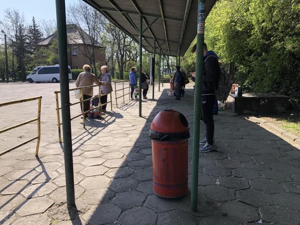Ławki na dworcu autobusowym w Jarocinie postawiono po prawie dwóch miesiącach — zdjęcie 6 z 10