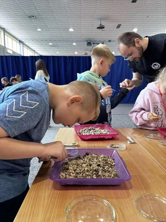 Dzieci z "trójki" miały okazję dotykać skamielin. Szkołę odwiedzili paleontolodzy z Uniwersytetu Wrocławskiego [ZDJĘCIA] — zdjęcie 2 z 9