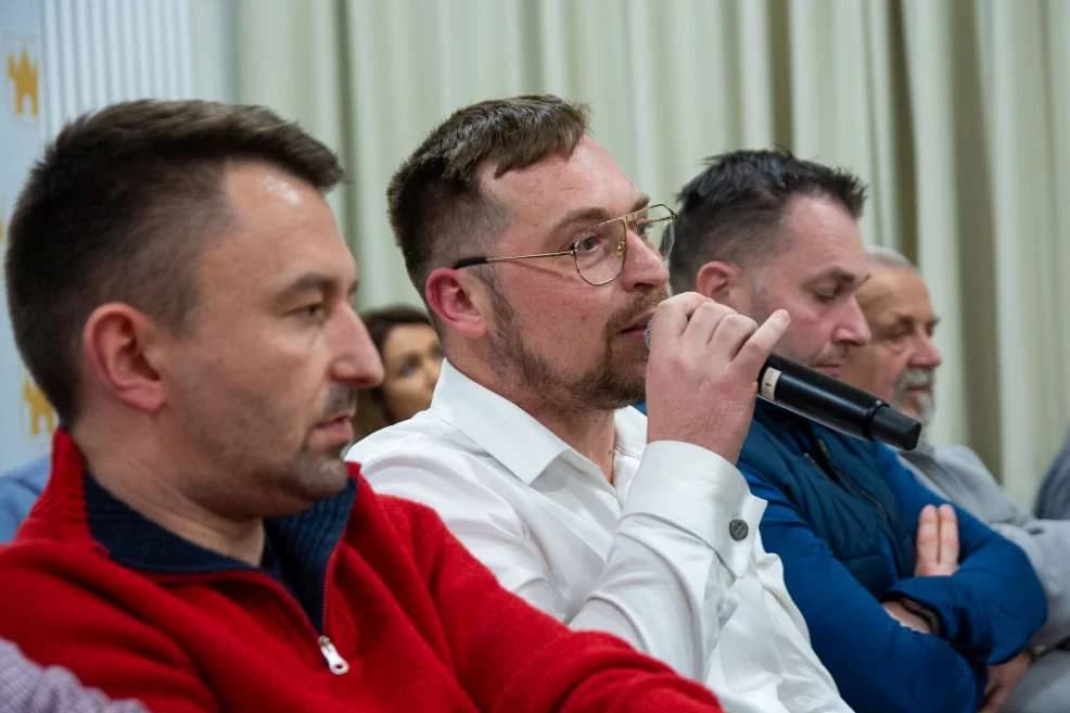O ruchu aut na rynku w Jarocinie dyskutowano na spotkaniu w ratuszu. Jakie będą skutki tej dyskusji? [ZDJĘCIA, SONDA]