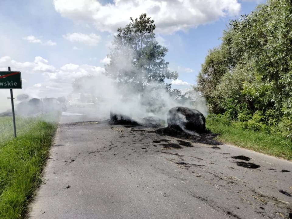 Pożar samochodu z balotami słomy w gminie Żerków