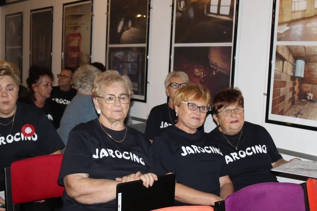 Patriotycznie w Kamienicy Kultury. "Barwicki" z "Jarocino" zaśpiewali po raz trzeci na Święto Niepodległości [ZDJĘCIA] — zdjęcie 2 z 80