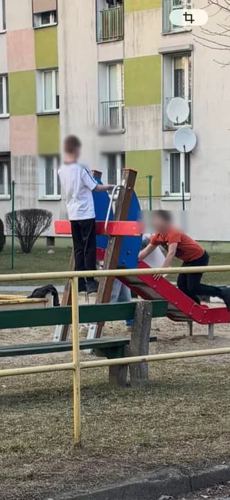W biały dzień niszczyli plac zabaw na osiedlu. "Taka ekipa, że aż strach" — zdjęcie 2 z 6