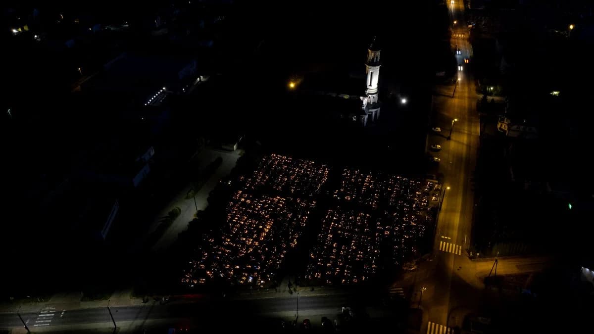 Dzisiaj Dzień Zaduszny. Zanim wyruszycie na cmentarze, zobaczcie nocne zdjęcia z Jarocina i Witaszyc [ZDJĘCIA] — zdjęcie 5 z 51