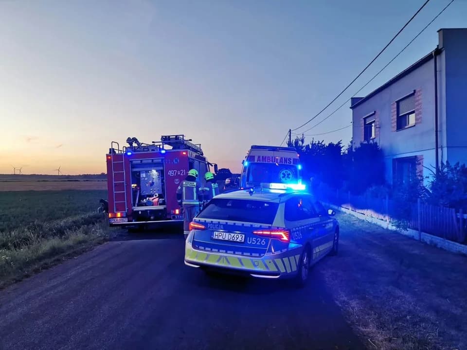 Spieszył się do żony do szpitala. Dachował. Zostawił auto, ruszył dalej — zdjęcie 4 z 5