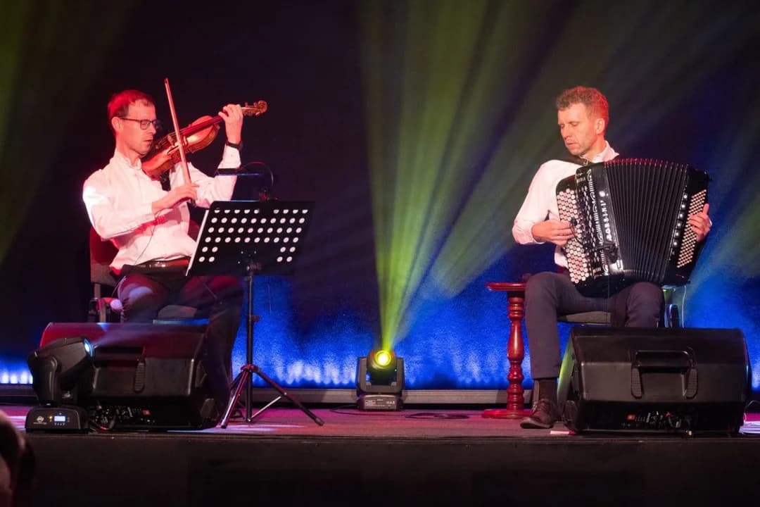 Tajniki muzyki przybliżał najmłodszym duet, w którym zagrali: pochodzący z Jarocina akordeonista Tomasz Drabina oraz skrzypek Wojciech Maciejowski — zdjęcie 6 z 83