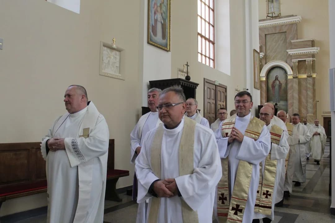 Ksiądz kanonik Rafał Sobieraj świętował 33. rocznicę święceń w Jarocinie z kolegami z rocznika [ZDJĘCIA] — zdjęcie 4 z 43