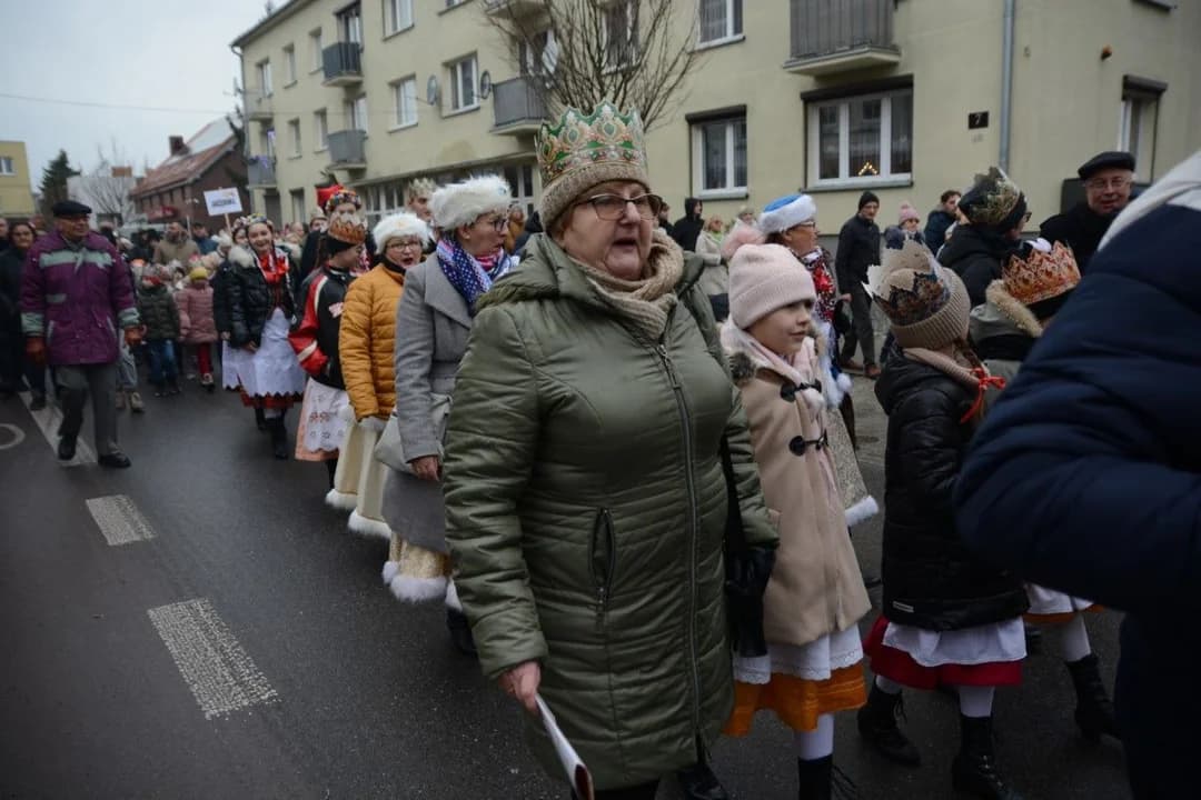 14. Jarocińskie Kolędowanie z Orszakiem Trzech Króli. Najwięcej było przedszkolaków  [ZDJĘCIA]