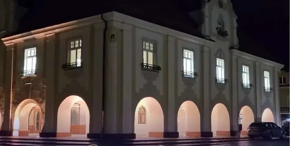 Nowe oświetlenie i wnętrza ratusza w Jarocinie — zdjęcie 4 z 12
