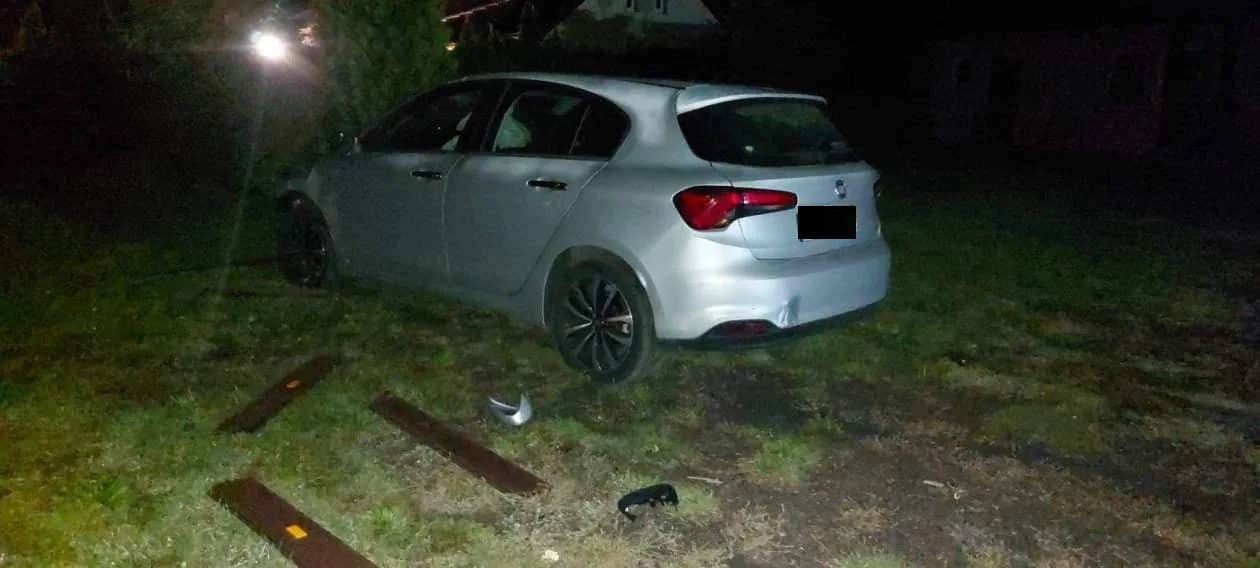 Jarocin. Kierowca z impetem wjechał przez bramę na podwórze i uciekł [WIDEO, ZDJĘCIA]