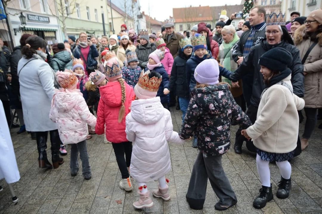 14. Jarocińskie Kolędowanie z Orszakiem Trzech Króli. Najwięcej było przedszkolaków  [ZDJĘCIA]