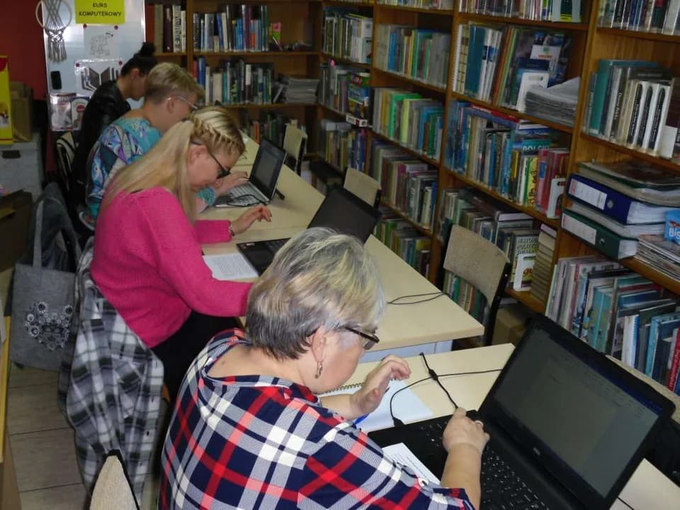 Uczą się w bibliotece korzystać z komputera