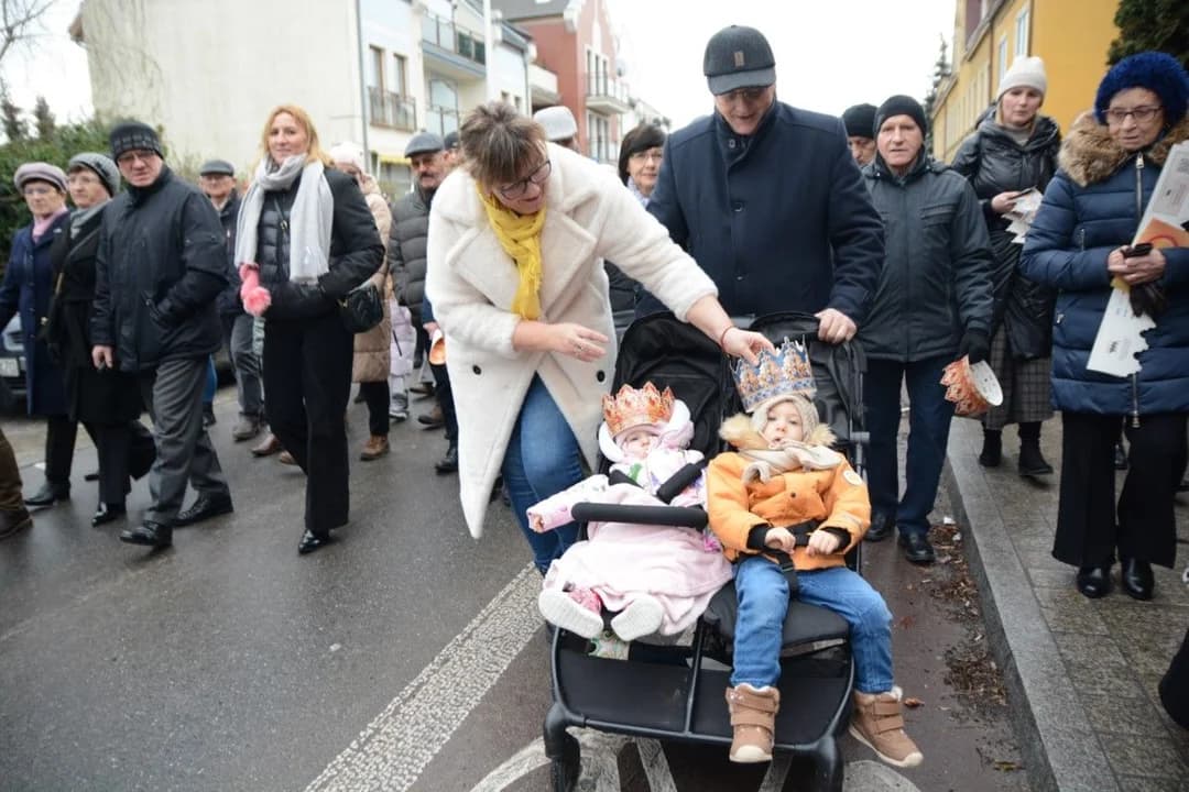 14. Jarocińskie Kolędowanie z Orszakiem Trzech Króli. Najwięcej było przedszkolaków  [ZDJĘCIA]