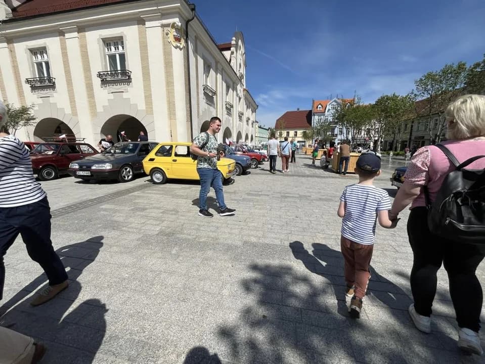 Zlot Pojazdów Zabytkowych w Jarocinie — zdjęcie 4 z 183