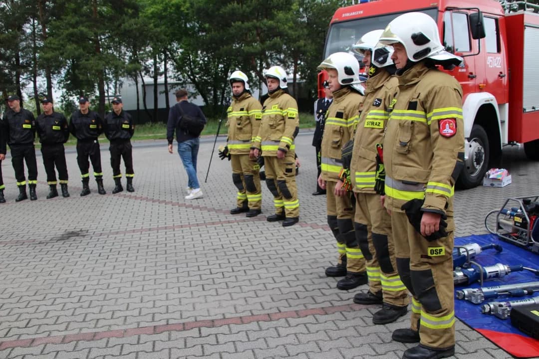 Uroczyste przekazanie samochodu dla OSP Ludwinów i narzędzi hydraulicznych dla OSP Jarocin — zdjęcie 3 z 16