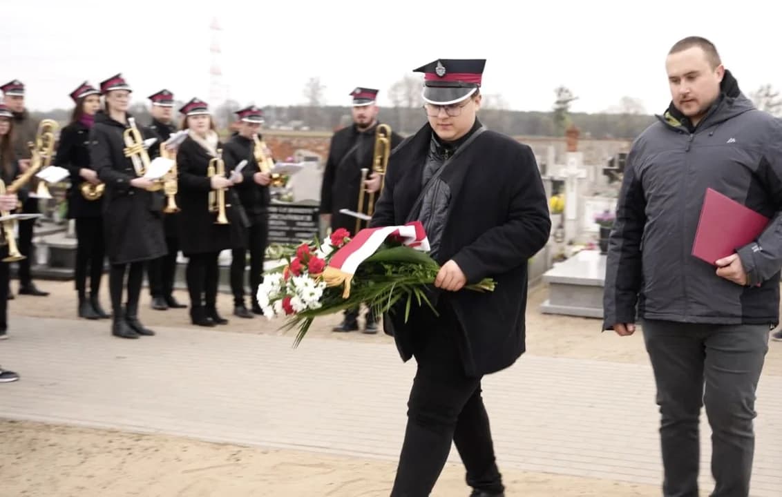 Uroczystość w Górze z okazji nadania Henrykowi Mikołajczakowi z Łobza odznaczenia - Krzyża Świętego Floriana — zdjęcie 1 z 20