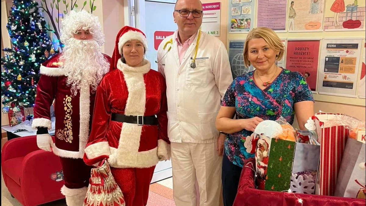 Święty Mikołaj odwiedził jarociński szpital. Zostawił nie tylko prezenty [ZDJĘCIA]