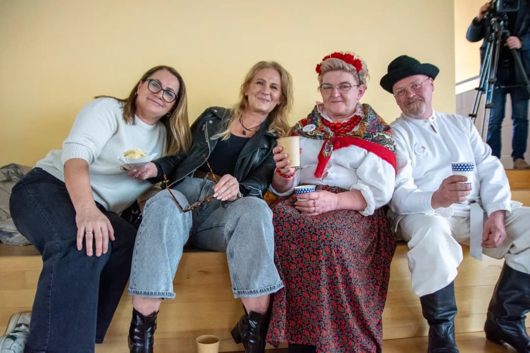Wielkie tarcie chrzanu w Chrzanie. Przy tarkach stanęło blisko 100 KGW z całej Wielkopolski  [ZDJĘCIA, AKTUALIZACJA]