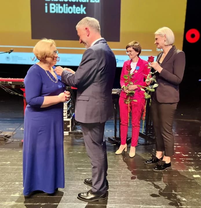 Dyrektorka biblioteki w Jarocinie, Agnieszka Borkiewicz zasłużona dla województwa wielkopolskiego — zdjęcie 2 z 4