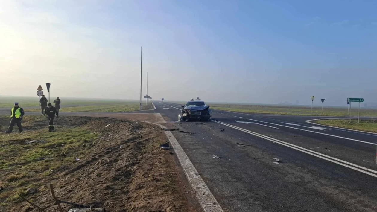 Zderzenie dwóch aut osobowych w Jaraczewie na skrzyżowaniu DK 12 z drogą do Łukaszewa