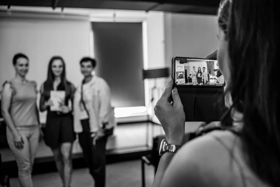 Katarzyna Wawrzyniak podczas premiery swojej książki pt. "Kiedyś o tym opowiem" — zdjęcie 4 z 7