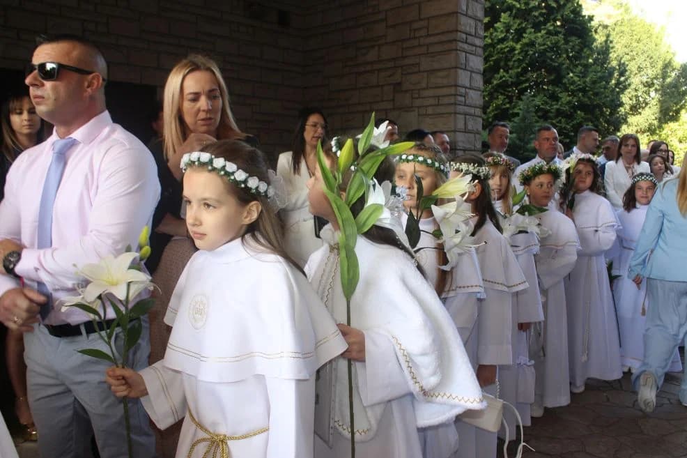 Pierwsza Komunia Święta w parafii św. Antoniego Padewskiego w Jarocinie — zdjęcie 3 z 445
