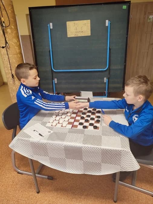 Zawodnik UKS Komorzanka triumfuje w zimowym turnieju warcabowym w Rychliku