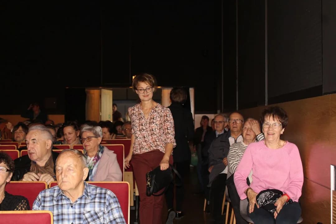 Publiczność dopisała na tyle, że trzeba było dostawiać w sali widowiskowej dodatkowe krzesła — zdjęcie 3 z 50