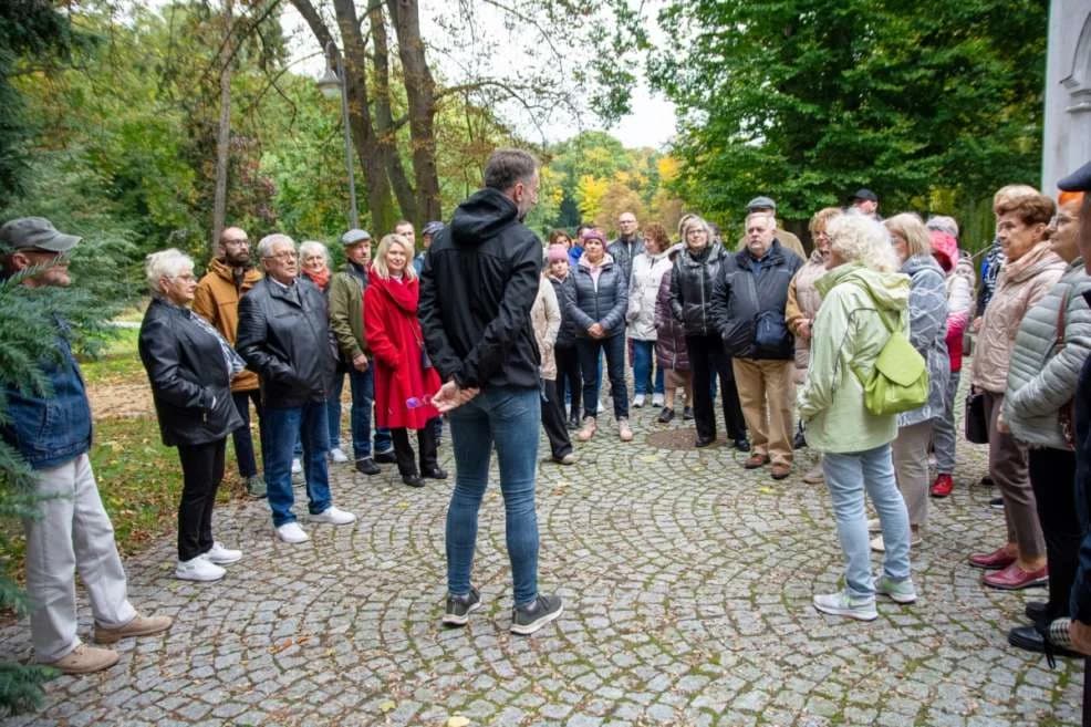 Spacer historyczny „Śladami parkowych zabytków” w Jarocinie — zdjęcie 3 z 35