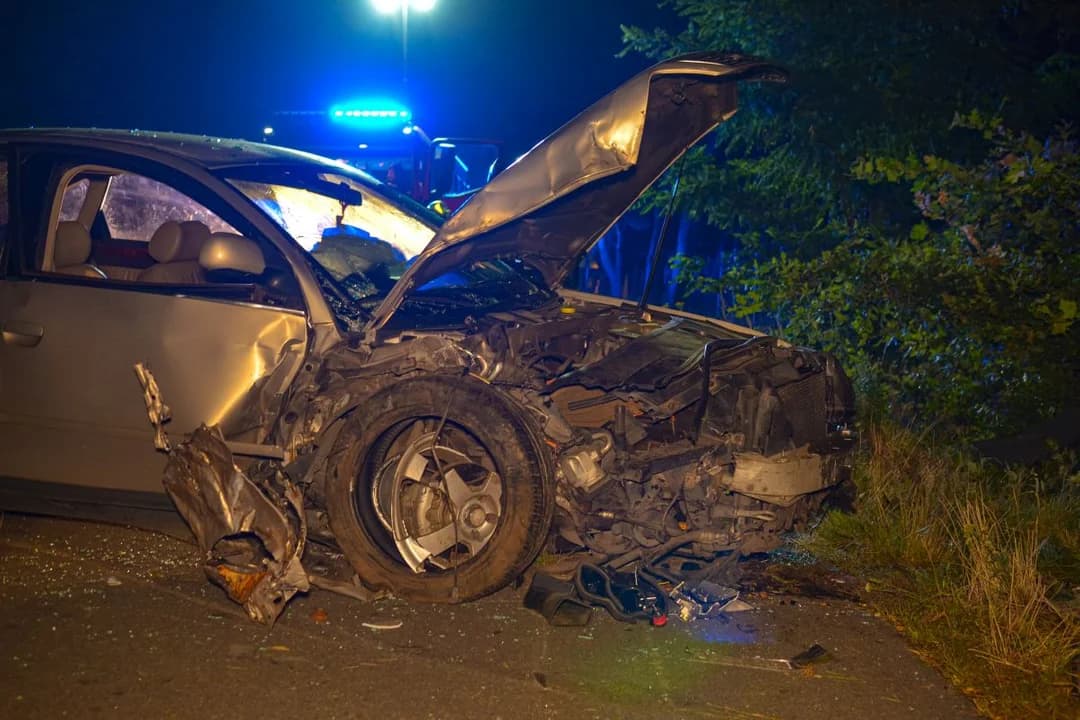 Audi uderzyło w drzewo na drodze Łobez - Łobzowiec